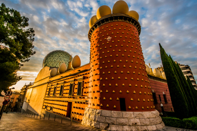 Dalí Tiyatrosu ve Müzesi eşsiz eserleriyle adeta baş döndürüyor