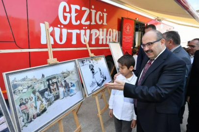 The Mobile Library Meets Students from Balıkesir