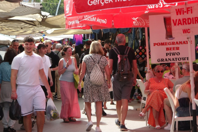 Perşembe pazarına turist yağdı, esnafın yüzü güldü