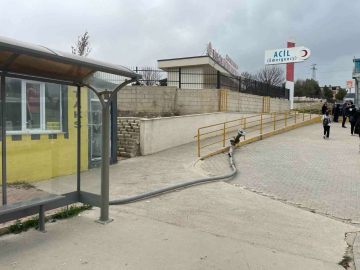 Vatandaş, devrilen direğin kimin kaldıracağını soruyor