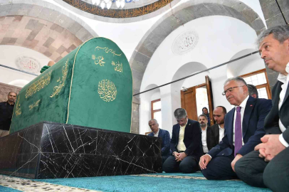 Başkan Büyükkılıç mazbatayı aldı;  Seyyid Burhaneddin Hazretleri Türbesi’ni ziyaret etti