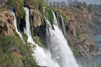 Antalya’nın cazibesi Düden Şelalesi, tatilci akınına uğradı