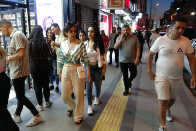 İranlı turistler Van'da gönüllerince eğleniyor