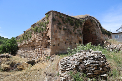 Zamana direnen 750 yıllık kervansaray restore edilmeyi bekliyor