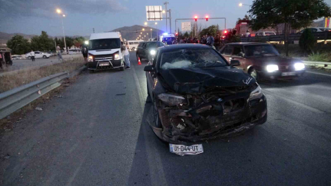 Otomobil ile motosiklet çarpıştı: 1 ölü, 2 yaralı