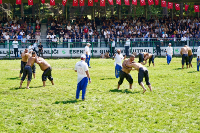 Bakan Tekin, tarihi yağlı güreşlerde  'güreş ağası açık artırması'na katıldı