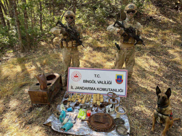 Bingöl’de teröristlerin inlerine girildi: 8 odalı sığınak içerisinde malzemeler ele geçirildi