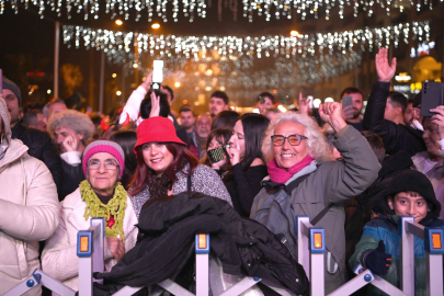 Kuşadası 2025'e Sokak Partisiyle Merhaba Dedi
