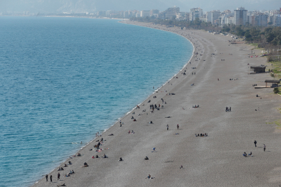 Antalya’da Sıcak Hava Sahilleri Doldurdu