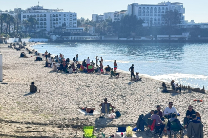 Aydın’da Güneşli Hava Sahilleri Doldurdu