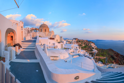Santorini’de Peş Peşe Depremlerle Toprak Kaymaları Başladı