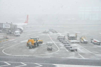 İstanbul Havalimanı'nda Uçuşlara Kar Engeli