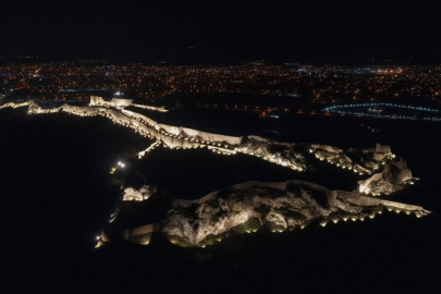 Van’ın Tarihi Silueti Gece Görsel Şölen Sunuyor