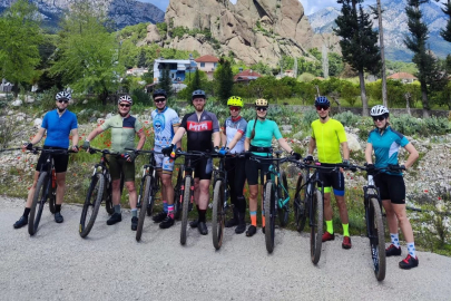 Rus ve Avrupalı bisiklet sporcuları kamp için Kemer’i tercih etti