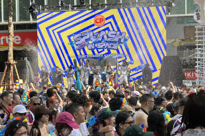 Tayland’da Songkran Su Festivali renkli görüntülerle başladı
