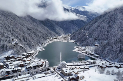 Uzungöl, Nisan’da Karla Kaplandı