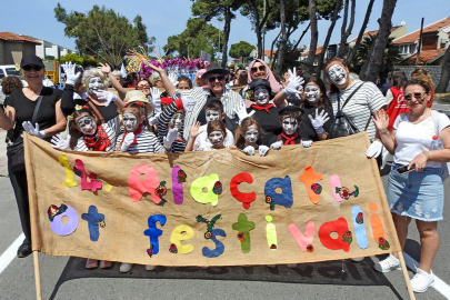 14. Alaçatı Ot Festivali’nin kortej yürüyüşünde renkli görüntüler