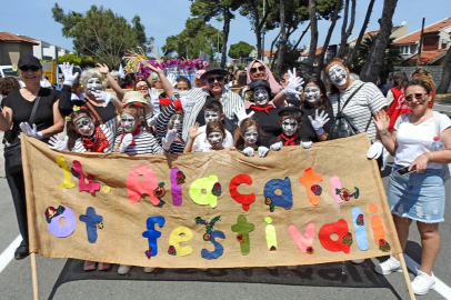 14. Alaçatı Ot Festivali’nin kortej yürüyüşünde renkli görüntüler