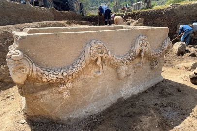 Stratonikeia’da 2000 yıllık girlandlı lahit bulundu