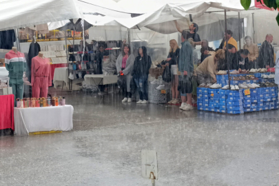 Antalya’da turistlerin pazar keyfini yağmur bile bozamadı