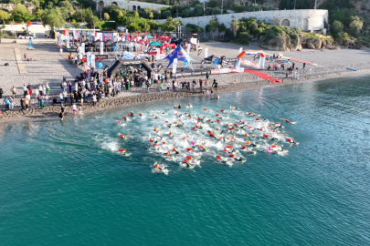 Uluslararası açık su yüzme yarışı X-WATERS ANTALYA Konyaaltı’ndaki Beach Park’ta gerçekleşti