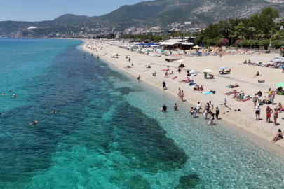 Alanya’da Kleopatra Plajı’nda Yaz Coşkusu