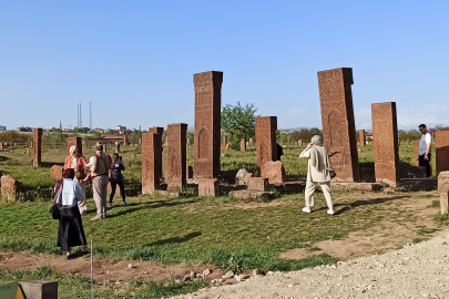 Ahlat’ın Tarihi Mezarlığına Ziyaretçi Akını