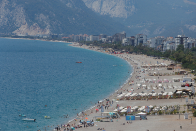 Antalya’da Güneşli Hava Konyaaltı Sahili’ni Hareketlendirdi