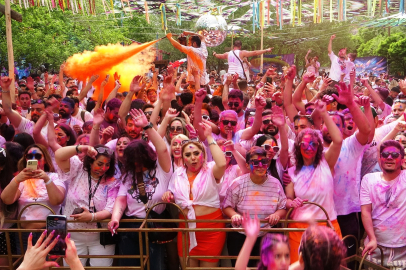 Van’da İranlı Turistlerle Boya ve Su Festivali