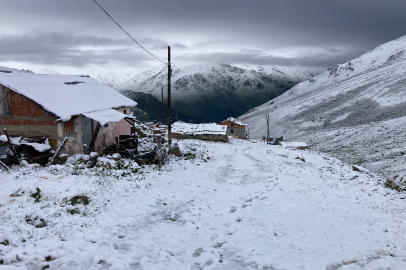 Kaçkar Dağları’nda Temmuz Karı Turistleri Şaşırttı