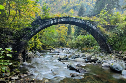 Artvin Borçka’da Tarihi Köprü Sel Felaketinde Yıkıldı