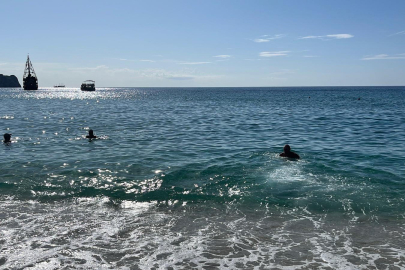 Alanya, Kasımda Kleopatra Plajı’nda Yazı Aratmadı