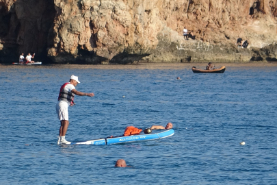 Antalya, Aralık Ortasında Denize Girilen Günler Yaşıyor