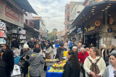 İzmir, Tarihi Kemeraltı Çarşısı’nda Yılbaşı Alışverişi Yoğunlaştı