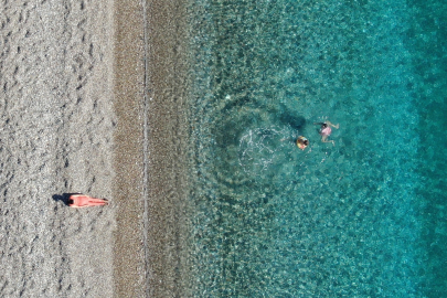 Antalya, Karla Kaplı Dağların Gölgesinde Konyaaltı’nda Deniz Keyfi