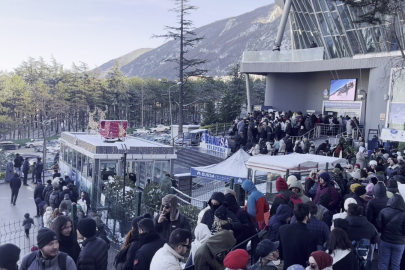 Uludağ, Hafta Sonu Yoğunluğu Teleferik Kuyruklarını Uzattı