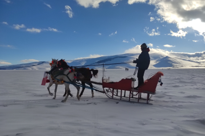 Çıldır Gölü’nde kış eğlencesi atlı kızaklarla başladı