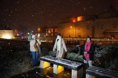 Edirne beyaza büründü kar yağışıyla sokaklar şenlendi