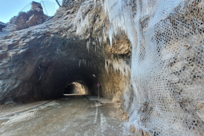 Kemaliye’de dünyaca ünlü Taş Yolu buz tuttu