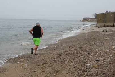 Dondurucu soğukta Van Gölü’nde kulaç attı