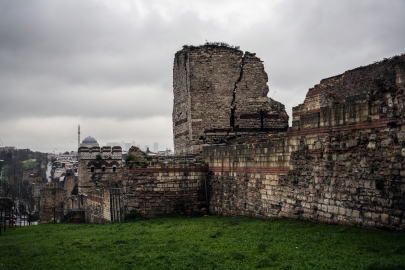 İstanbul’un Kara Surları çökme tehlikesiyle karşı karşıya