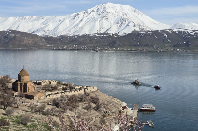 Van Gölü’nde sular çekildi, Akdamar iskelesi yenileniyor