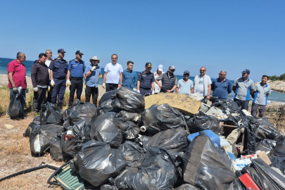Datça Karya Yolu’nda 3,5 ton çöp doğadan çıkarıldı