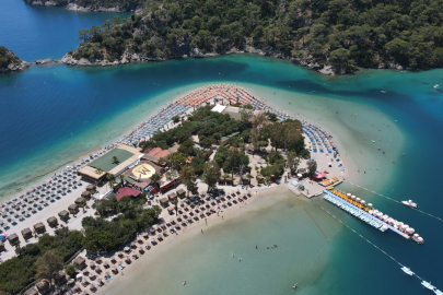 Fethiye'nin gözde sahili bayramda dolup taştı