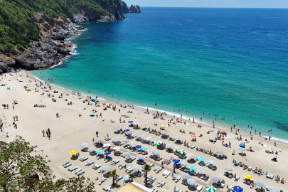 Kleopatra Plajı turistlerle doldu