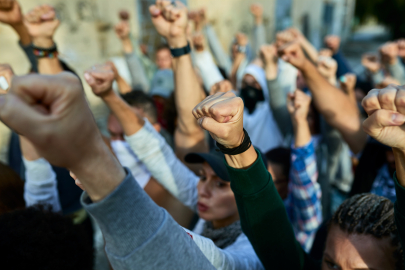Arnavutluk’ta lüks turizm projesine karşı büyük protesto