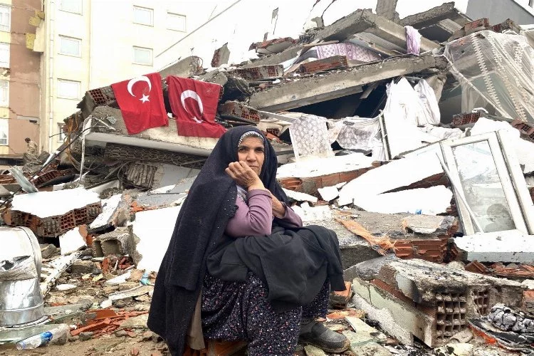 Türk bayrağı enkazda bile yere düşürülmedi - TOURISMJOURNAL