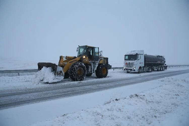 Kars ve Ardahan'da yollarda mahsur kalan 38 araç kurtarıldı
