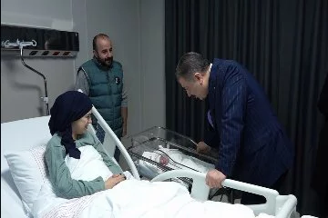 Sağlık Bakanı Koca yeni yılı 5 ayrı hastanede karşıladı