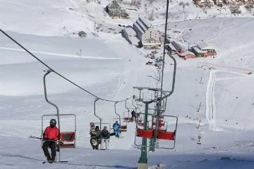 Antalya'da bulunan Saklıkent'e Alpler'den daha çok kar yağdı